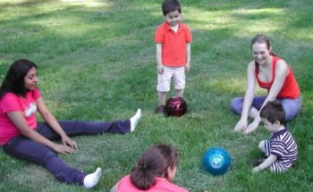 ילדים משחקים בכדור גלידה